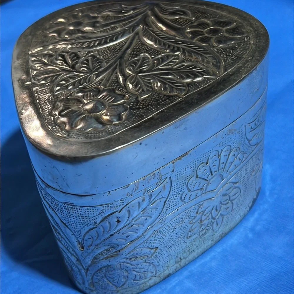Vintage embossed flower large trinket/vanity box